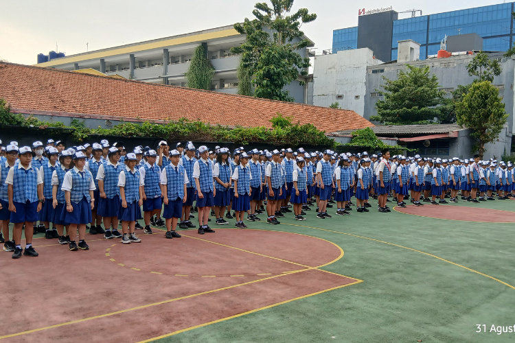 Upacara Bendera Rutin Sebagai Salah Satu Program Pembiasaan